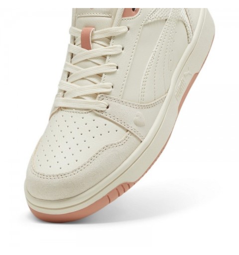 Zapatillas blancas con corazones