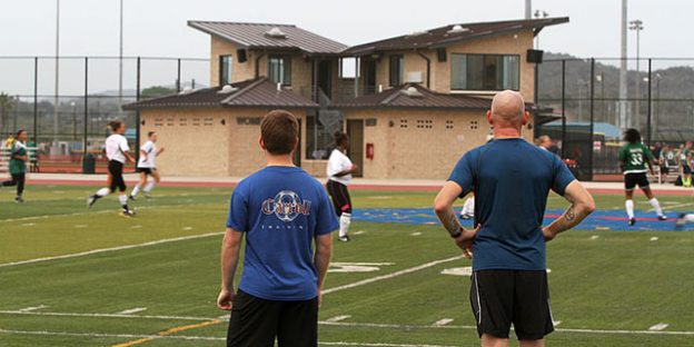 Entrenador en la banda durante un partido